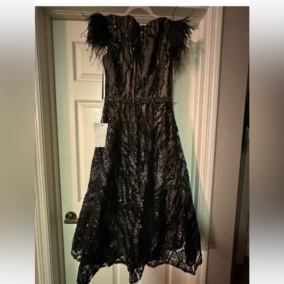 Mac Duggal 79339 , gorgeous black cocktail with feathers on shoulders Size 8 - Picture 7 of 7